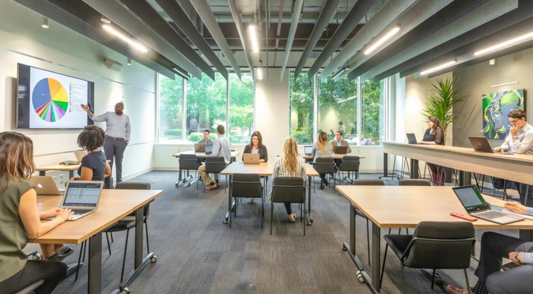 Lehrende bei der Vorbereitung von Kursunterlagen zur On-Page Optimierung